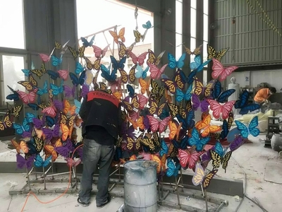 鐵翼綻彩蝶 上海塑景不銹鋼彩繪蝴蝶雕塑的美學(xué)解讀